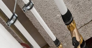 Замена труб водоснабжения в квартире: цена от 2096 руб. - СантехДомРсл